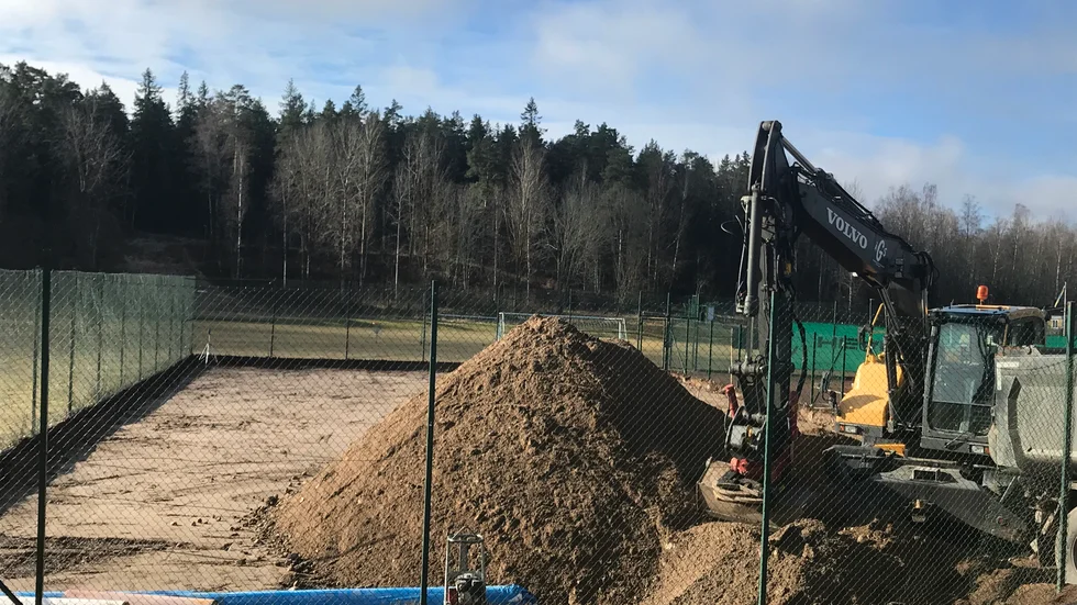 Den igenvuxna tennisbanan ska nu asfalteras för att kunna utnyttjas till fler aktiviteter.
