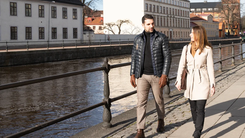 "Många unga far extra illa nu och vi kan inte möta upp behovet av familjehemsplatser jämfört med för ett år sedan". Gabriel Yakoub och Kirsi Karvonen är konsulenter inom familjehemsvård.