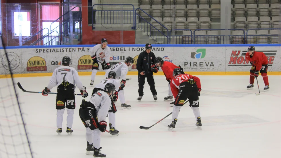 Efter två veckors vila och många i karantän är Piteå Hockey redo för nedsläpp i Allettan igen. Söndagens uppstartsträning var välbesökt.
