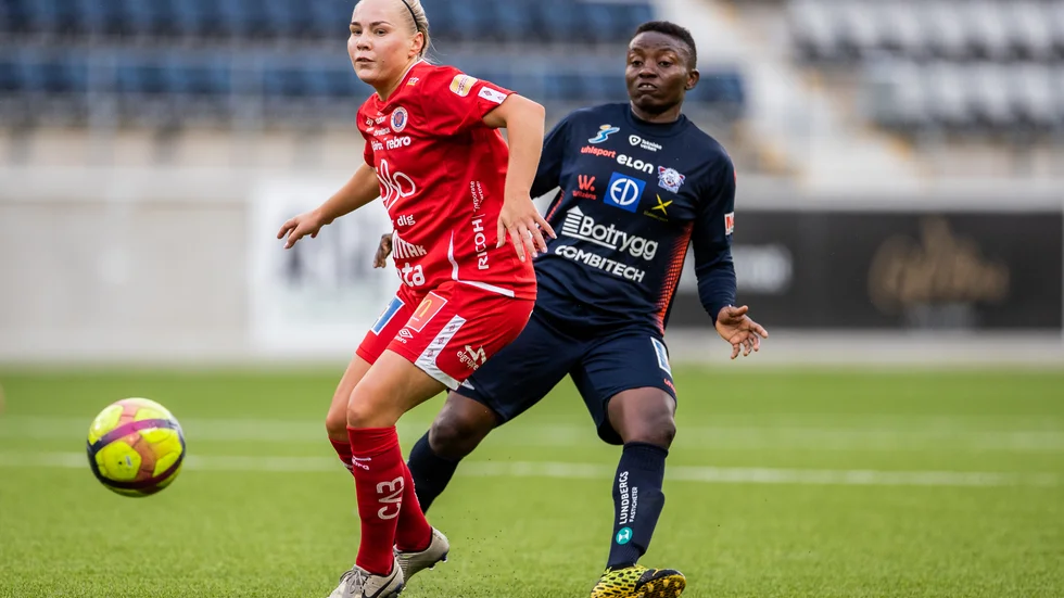 Ellen Karlsson (röd tröja) i kamp med Linköping Ebere Orji.
