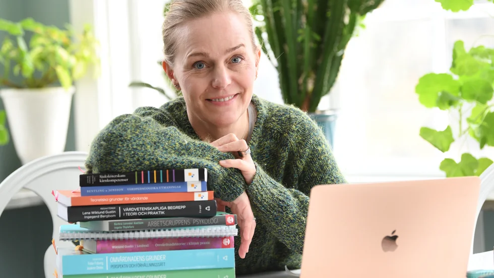 Den permitterade flygvärdinnan Therese Rehn pluggar på distans till sjuksköterska, hemma i Bromma, norra Stockholm.