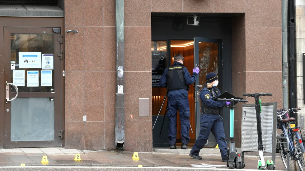 Polisen undersöker skador som misstänks komma från en explosion vid entrén till en fastighet i centrala Stockholm.