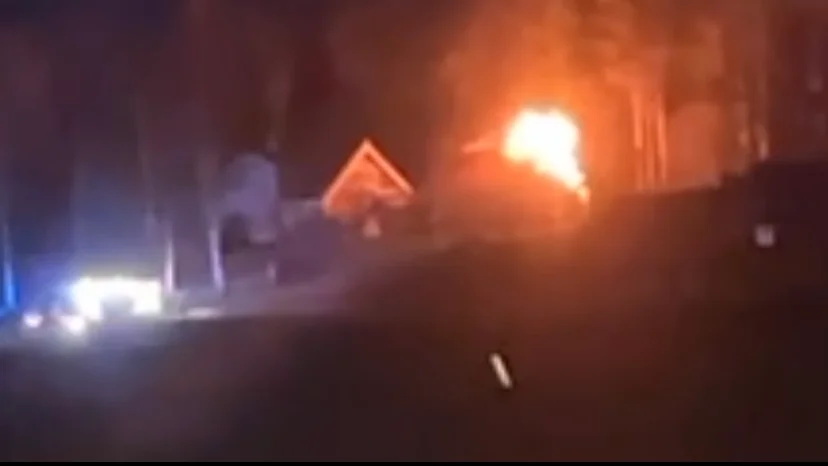 Ett garage blev totalförstört i en brand i Vallby utanför Eskilstuna under måndagskvällen.
