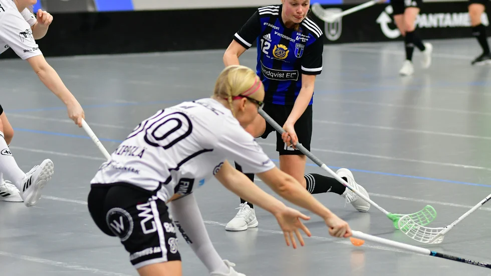 Sirius Rebecka Jansson försöker skjuta förbi Moras Mu Kippilä.