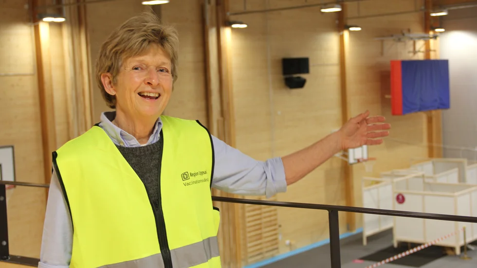 Marie Fogelberg Dahm är glad över att kunna hjälpa till för att stoppa covid-19. Här visar hon sin nya arbetsplats, en sporthall i Centrum för idrott och kultur (CIK) där vaccinationsbåsen står på rad