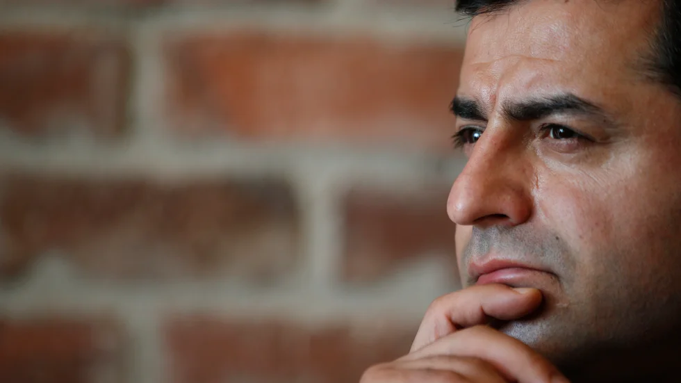 Den turkiske oppositionspolitikern Selahattin Demirtas fotograferad under e intervju 2015.