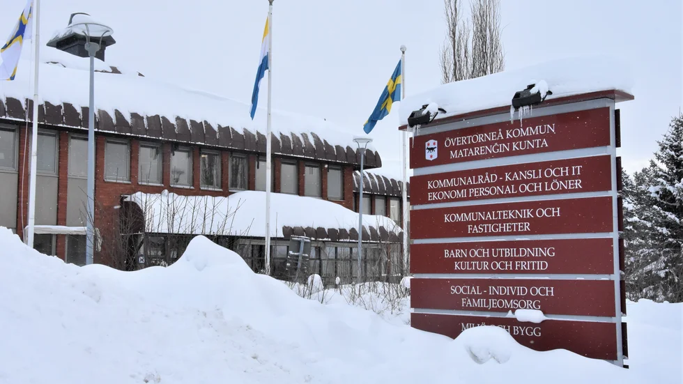 En chef på Övertorneå kommun har attesterat fakturor till kommunen från sitt eget företag.