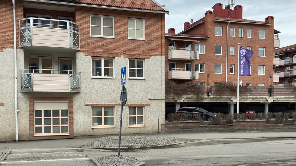 Mannen som bodde i den eldhärjade lägenheten har skrivits ut från Mälarsjukhuset.