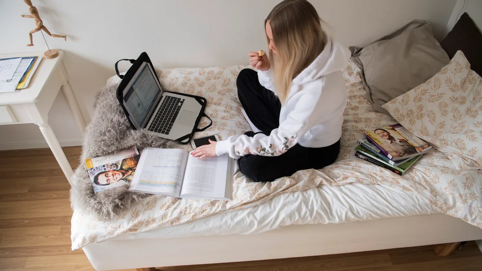 Så här har många gymnasieelever tillbringat delar av förra och nuvarande läsår. Vad har det gjort med deras inlärning och sociala tillhörighet? Linköpings kommun undersöker hur eleverna påverkats.