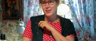 Hon syr prästkläder: "Förr i tiden var det väldigt strikt"