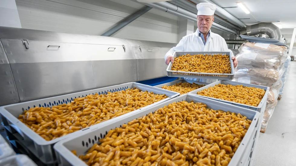 Godisdirektören Lars Pålsson med kolaskruvar som ligger på tork innan de ska paketeras på Scandi Candys fabrik i Vellinge.