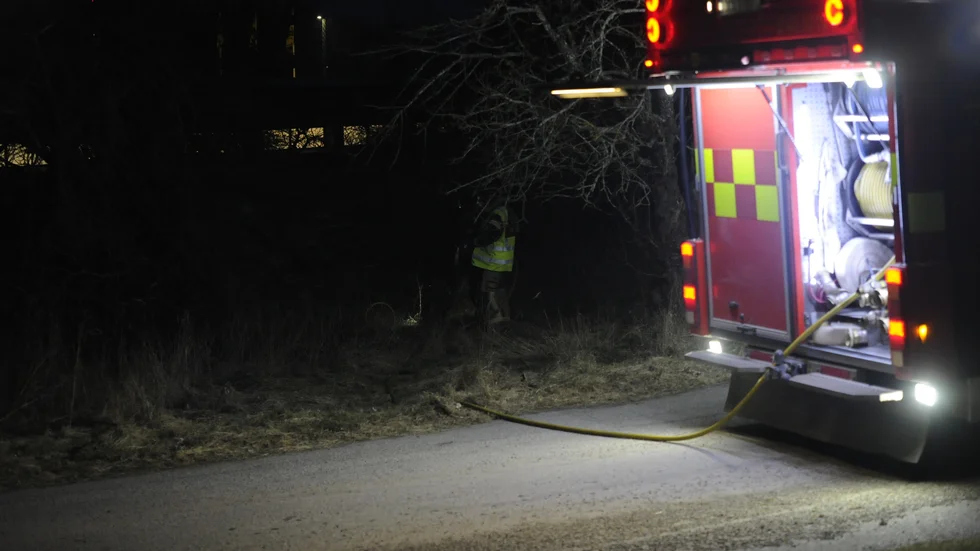 Räddningstjänsten ryckte ut på en brand i en skogsdunge i Klockaretorpet på lördagskvällen.