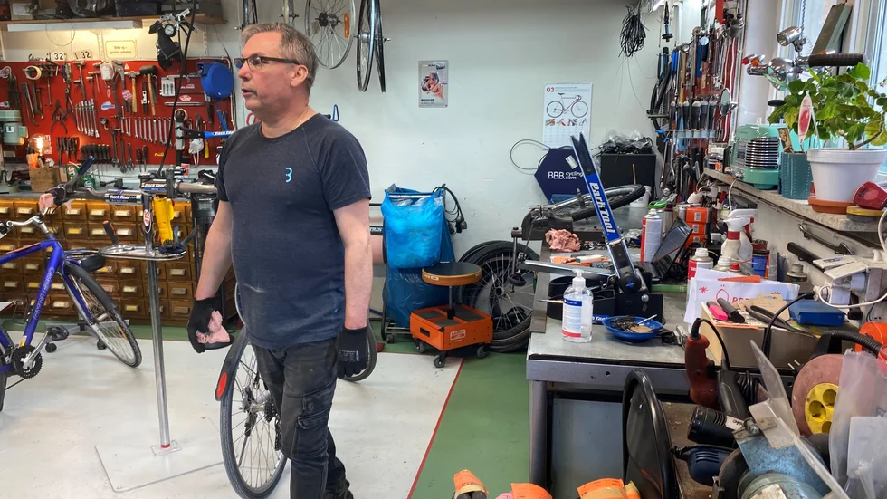 Ronny Ohlsson har haft sin cykelverkstad i Visby i 20 år. Ett av de säkraste vårtecknen är när kunderna strömmar till vid den här tiden på året för årlig service.