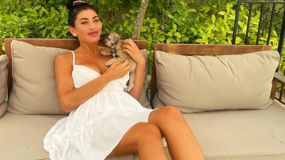 Somrarna i Dubai är varma, men Sara föredrar livet där. En del av tillvaron kan följas på Saras Instagram - där hon har över 180 000 följare.