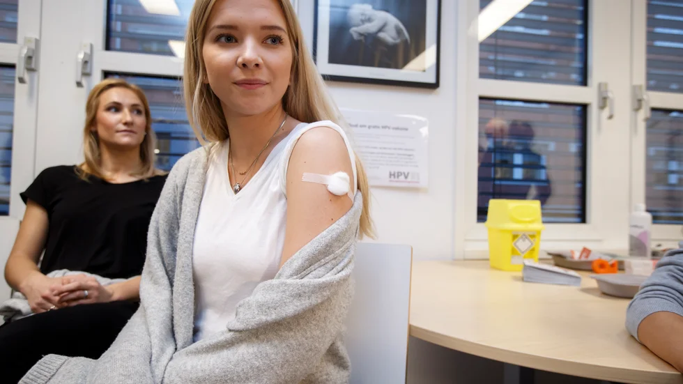 Region Stockholm har valt att alla kvinnor mellan 21 och 26 ska erbjudas gratis HPV-vaccinering i samband med att man vaccineras mot covid-19. Det finns ingenting som hindrar Region Södermanland att ta samma beslut, skriver Ulrika Årehed Kågström, generalsekreterare Cancerfonden.

