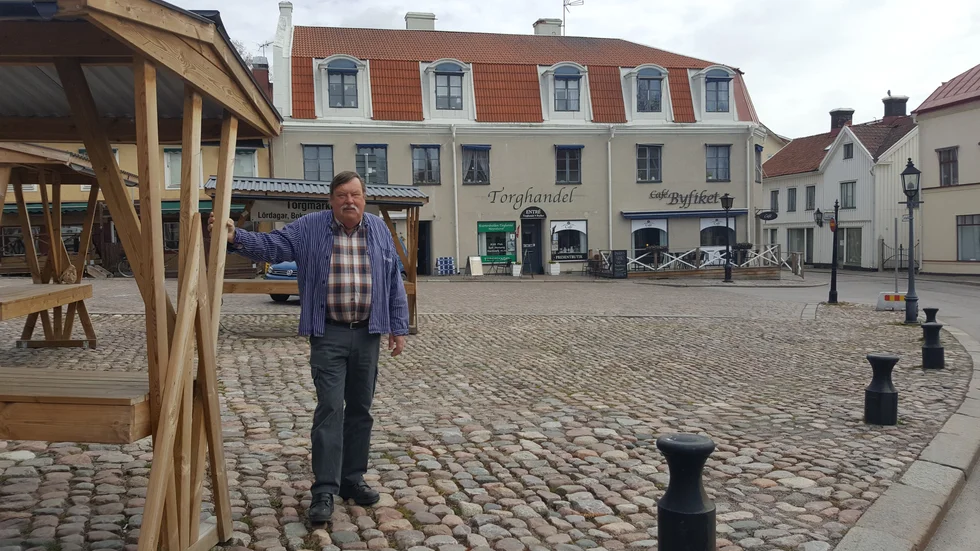 Sven-Gunnar Edström kommer att fortsätta att synas på torget i Gamleby. Från och med den första april hyr han torget av Västerviks kommun.