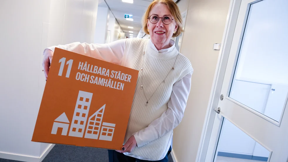 Åsa-Britt Karlsson med en av lådorna som SGI använt i sitt arbete med Agenda 2030 och de globala målen. 