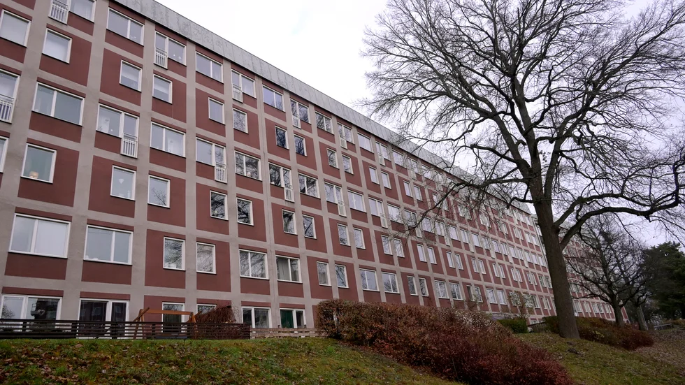 En kvinna i 60-årsåldern anklagades för att ha hotat en granne och bränt ner hennes vindskydd. Nu har hyresnämnden beslutat att hon får bo kvar i sin lägenhet. Huset på bilden har inget med artikeln att göra.