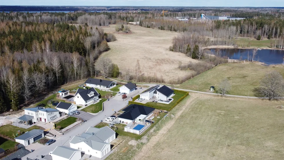 Byggplanerna intill Luvsjön har än en gång grusats i domstol. Entreprenörerna med markanvisningsavtal, Janssons bygg i Bettna och Byggsolid, får avvakta ytterligare besked. 