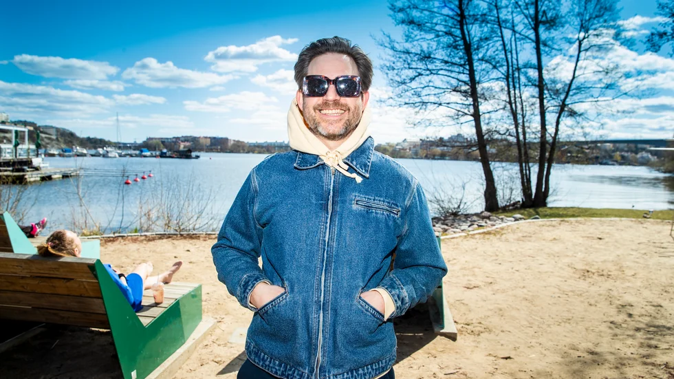 Thomas Niemi kommer från Svappavaara, blev en profil i Luleå och bor numera i Sundbyberg. I samband med fredagsintervjun blir han fotografera vid Alviks strand, med Mälaren i bakgrunden.