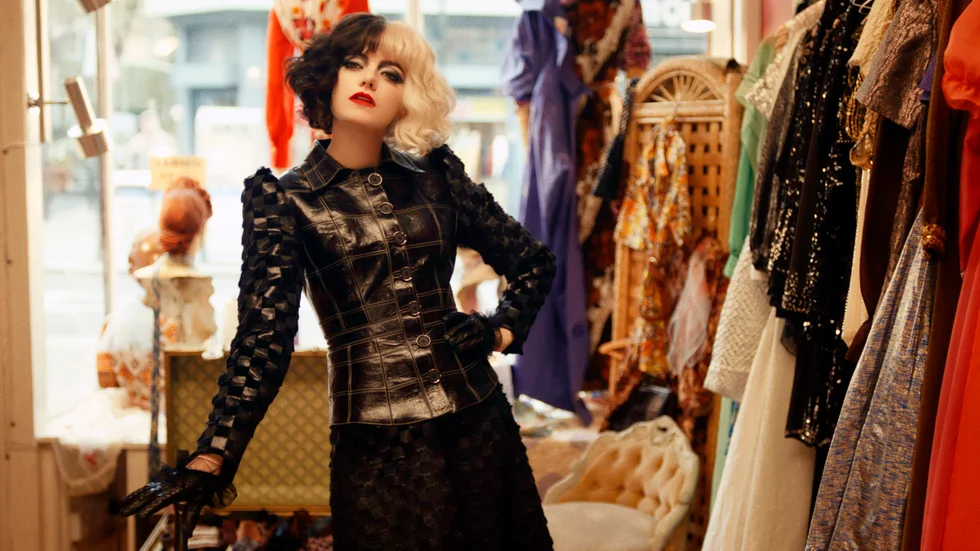 Cruella de Vil (Emma Stone) tröttnar på att trycka ned sina mer excentriska sidor och kommer ut som sig själv i "Cruella". Pressbild.