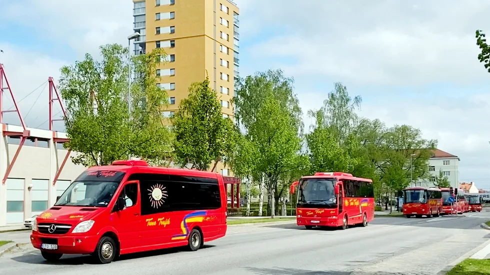 Tuna trafik körde på torsdagsförmiddagen en busskaravan genom Eskilstuna.