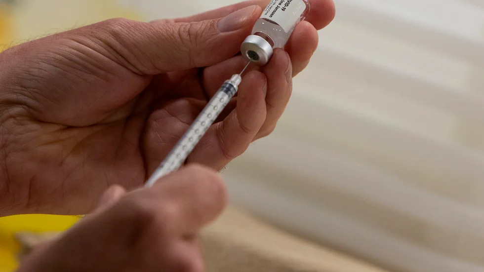 Janssens vaccin har varit pausat sedan i april, och är pausat tills vidare. Arkivbild.
