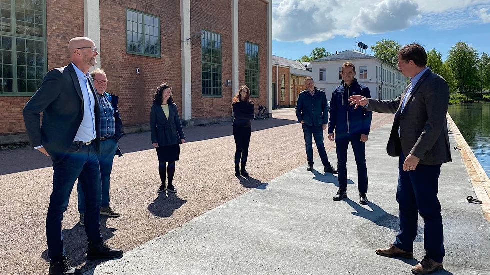 Riksdagspolitikerna Magnus Oscarsson (KD), Johan Andersson (S), Eva Lind (S), Rebecca Le Moine (MP) och Johan Löfstrand (S) tillsammans med Stefan Ljungblad och Roger Altsäter från Göta Kanalbolag.
