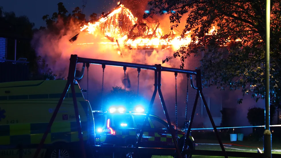 Det brann kraftigt på vinden i ett flerbostadshus i Skäggetorp i Linköping.