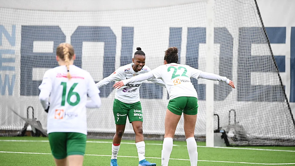 Hildah Magaia och Arianna Veland jublar efter amerikanskans 3–0-mål i den 76:e minuten.