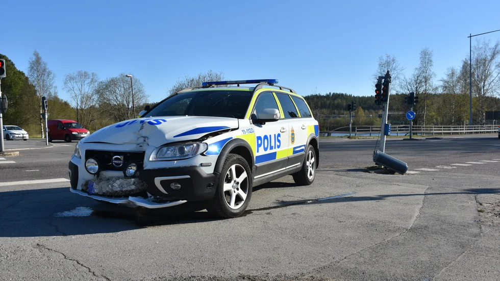 Polisbilen stod kvar på olycksplatsen i väntan på bärgning strax efter klockan 18.