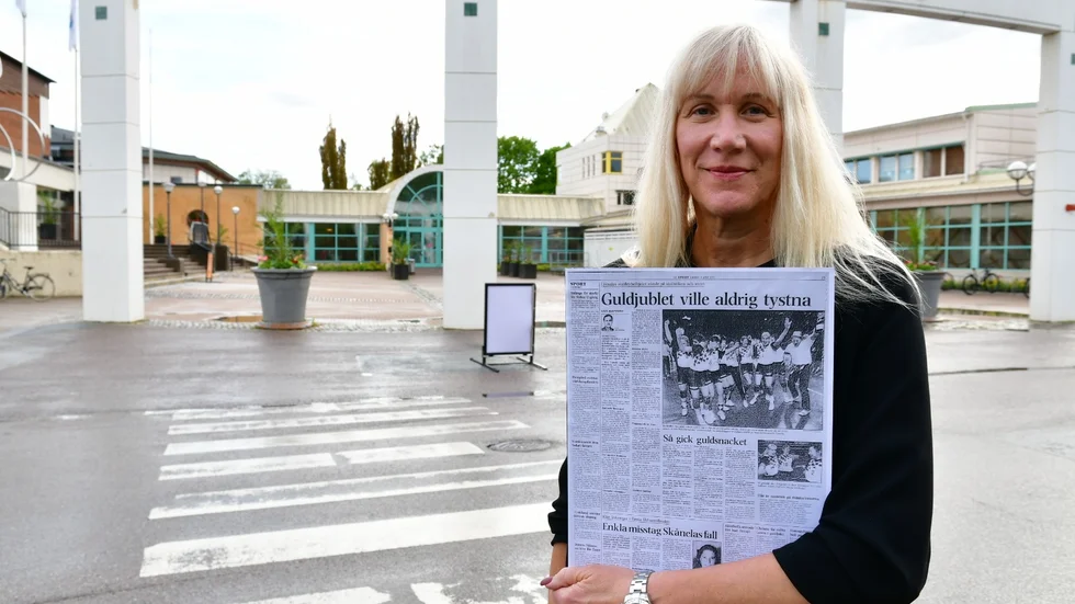 Lotta Källman utanför Fyrishov, där hon vunnit många matcher. Här med UNT:s tidningssida från april 1993 efter att Uppsala VBS vunnit SM-guld i volleyboll.