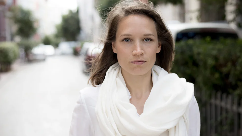 Fanny Härgestam tecknar ett porträtt över en by i Frankrike som är förlorare i urbaniseringsprocessen och i sin övergivenhet blivit anhängare till Le Pen.