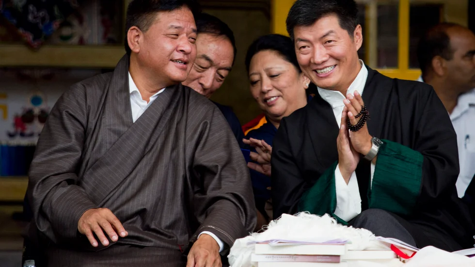 Den tidigare tibetanske politiske exilledaren Lobsang Sangay (höger) och den tillträdande ledaren Penpa Tsering. Arkivbild.