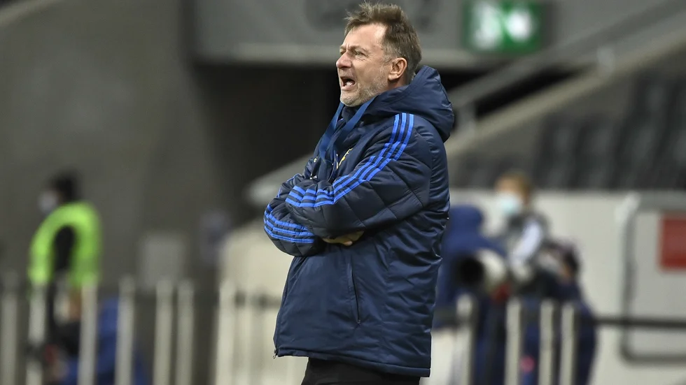 Sveriges förbundskapten Peter Gerhardsson under lördagens fotbollslandskamp mellan Sverige och USA på Friends arena. Härnäst väntar match mot Polen i Lodz på tisdagen.