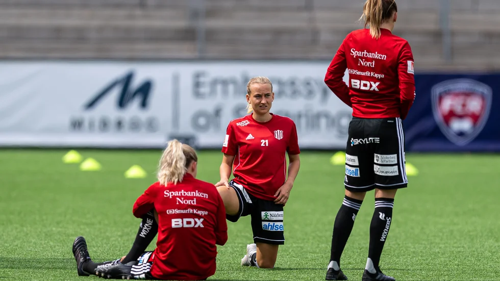 Sofia Wännerdahl (i mitten) gör sin andra säsong som vänsterback i Piteå IF som spelar premiär på söndag.
