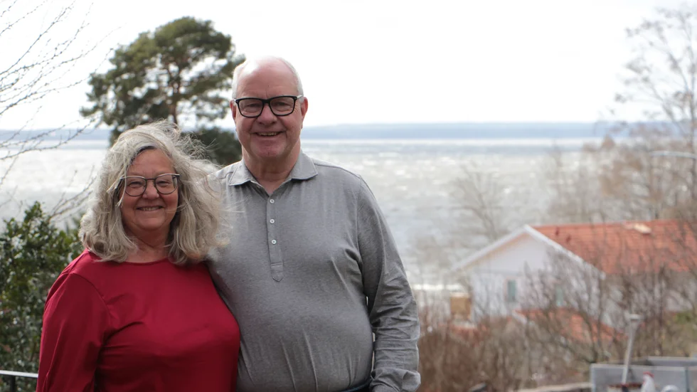 Det småländska handlarparet Harriet och Lennart Johansson blir pensionärer och lämnar, efter 22 år, över ansvaret för Ica Maxi till barnen. Generationsskiftet är ett faktum.