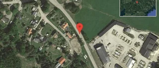 Fallna träd skapar problem i trafiken på väg 591