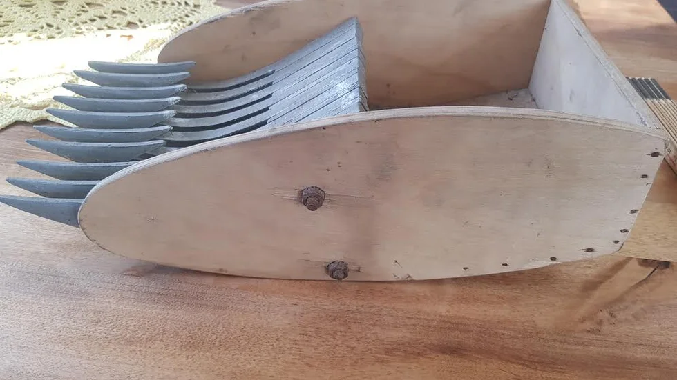 Den 35 centimeter långa grejen fortsätter att vara något av ett mysterium.