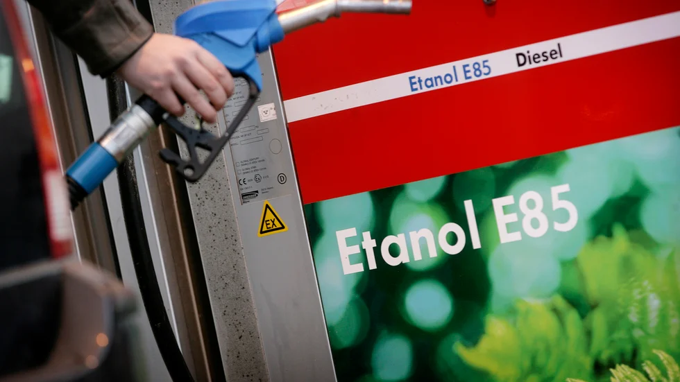 Skribenten frågar sig om elektrifieringen av fordonsparken är lika ogenomtänkt som etanolen var.