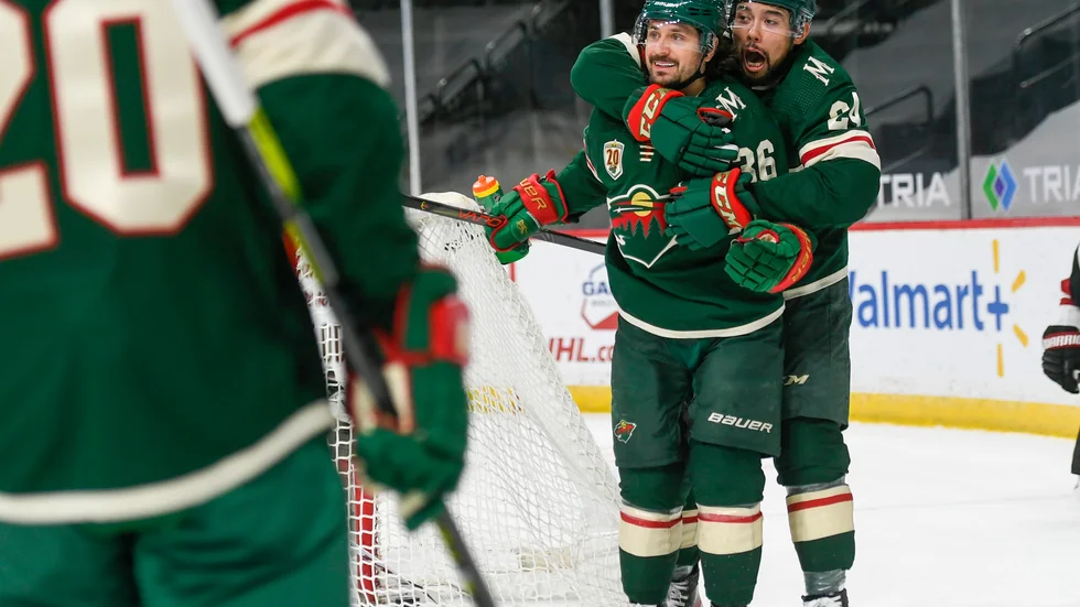 Minnesotas Mats Zuccarello kramas om av Matt Dumba efter ett av sina två mål mot Arizona.