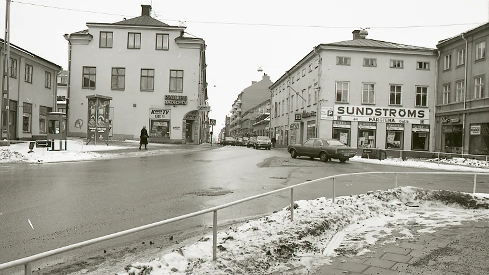 Då. "Vad ska hända med Kungsgatan" var rubriken för en NT-granskning 1981. Fokus låg på kvarteren Spetsen (till vänster) och Kapellhorvan. På den tiden beskrevs Kungsgatan som en "smutsig bakgata".