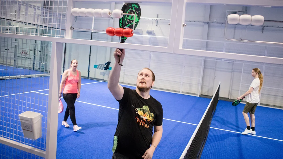 Angelica Weigl, Mattias Hagström och Emil Finnberger är arbetskamrater på Städarna och spelar padel en gång i veckan.