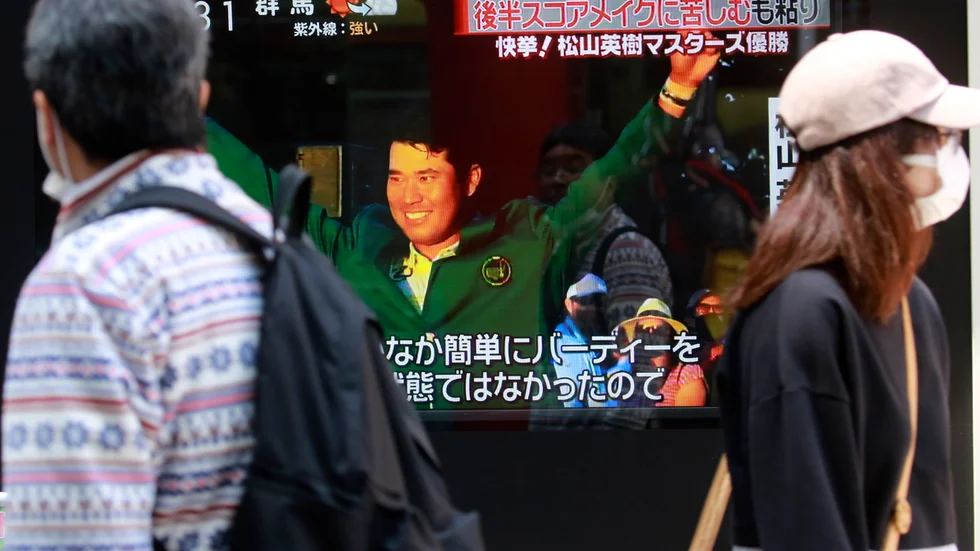 Hideki Matsuyama syns med den gröna Masterskavajen på en tv-skärm i Tokyo.