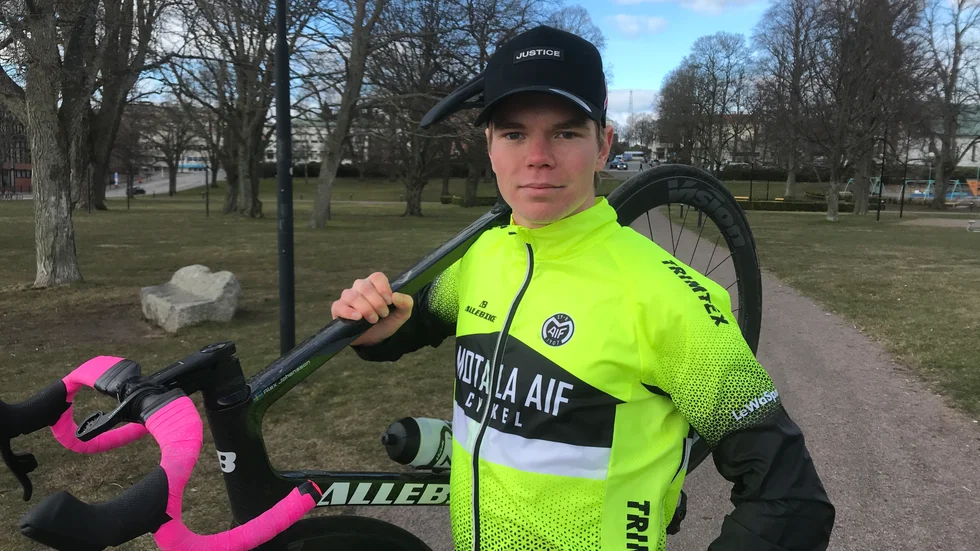 Det är nu, 2021. Alex Johansson har fått en plats i Motala AIF:s elitlag på cykel, som "utvecklingsåkare". I helgen var det träningsläger i Göteborg och nu väntar på söndag säsongspremiär på Sviestads motorbana. Alex vill samla erfarenheter.