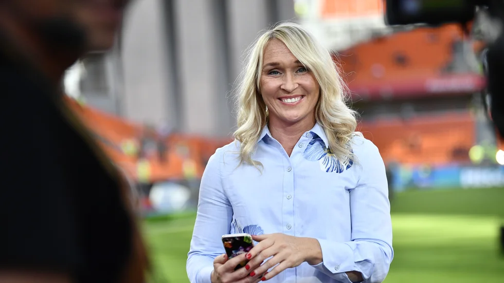 SVT-experten Frida Östberg petas från studion inför Sveriges landskamp mot USA.