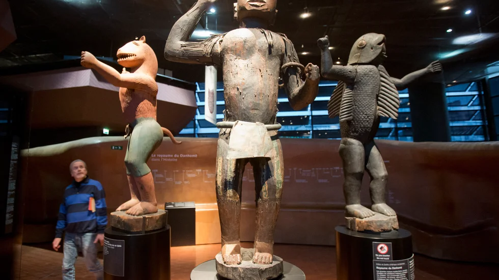 Konst från Benin på museet Quai Branly i Paris. Debatten om kolonial konst har intensifierats. Arkivbild.