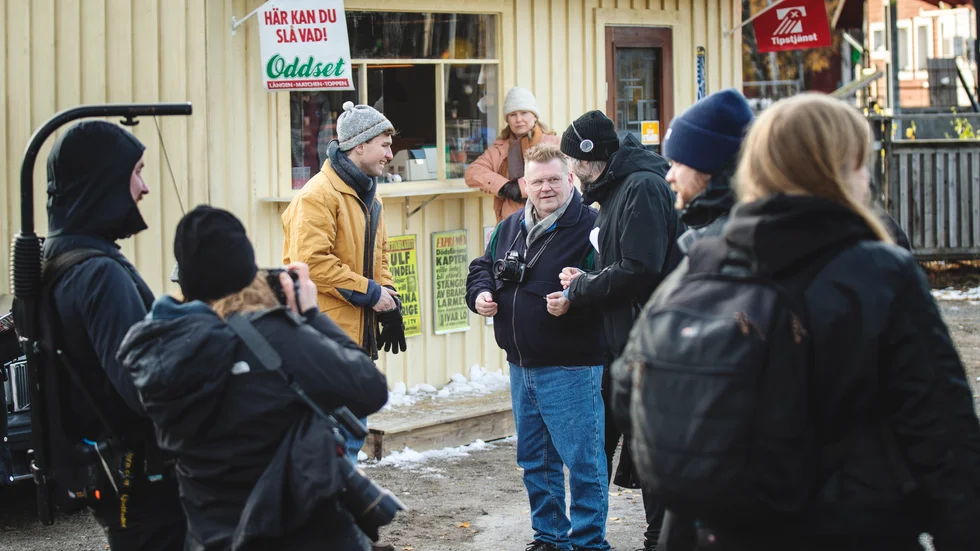 Gunnars kiosk byggdes upp under inspelningen av Spelskandalen. I huvudrollen som Bosse ser vi Björn Elgerd (gul jacka) – här i samtal med "den riktige" Bo Lundkvist. (Arkivbild)