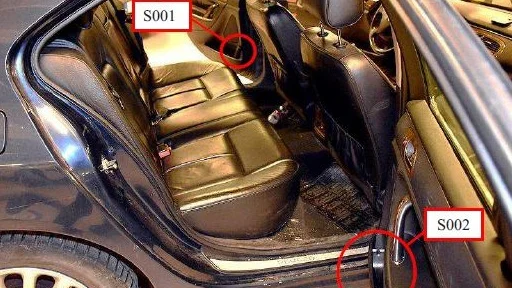 I bilen som misstänks ha använts vid frihetsberövandet hittade polisen en kniv och en kofot. 