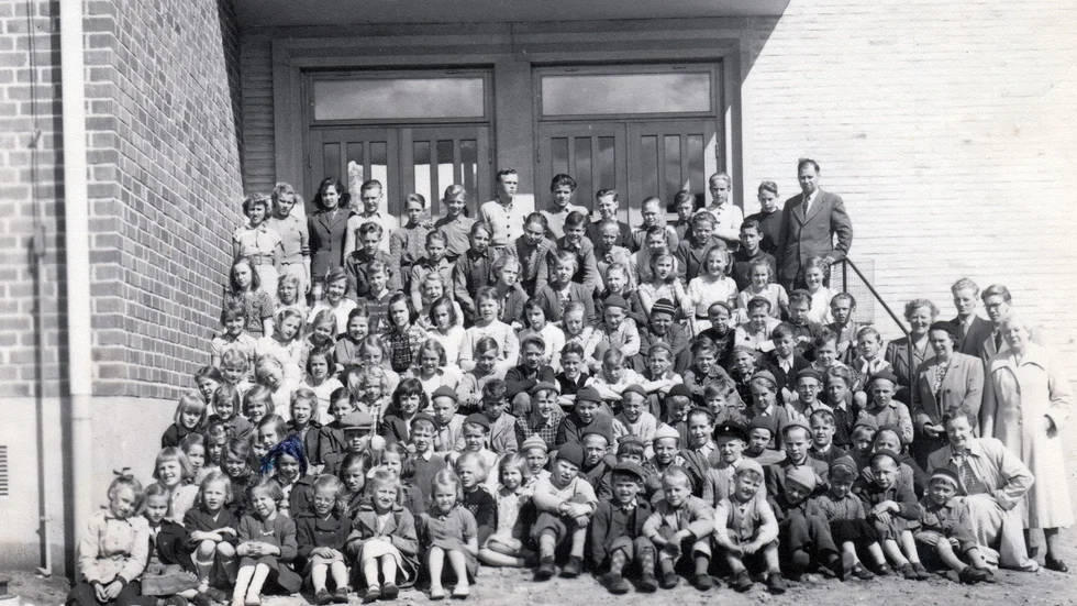 Elever och lärare utanför Loftahammars nya skola hösten 1951.